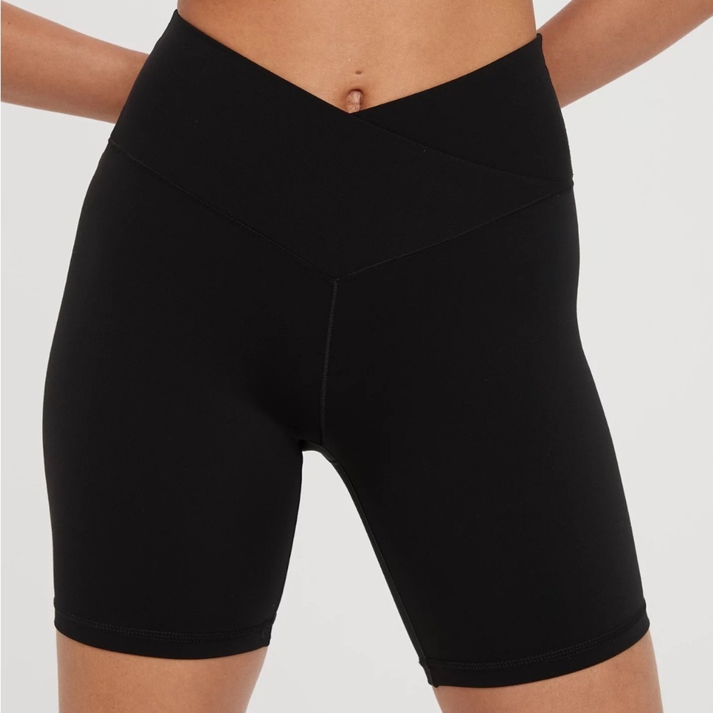 Offline By Aerie Black Real Me Crossover 7" Hi-Rise Bike Shorts